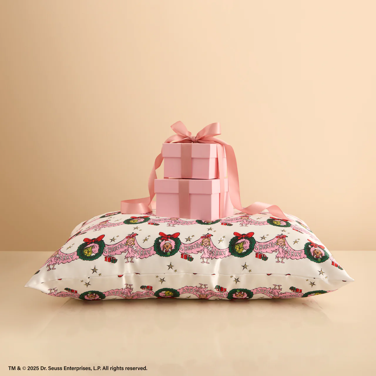 The Grinch x Kitsch Satin Pillowcase in Cindy Lou Who - Image 2